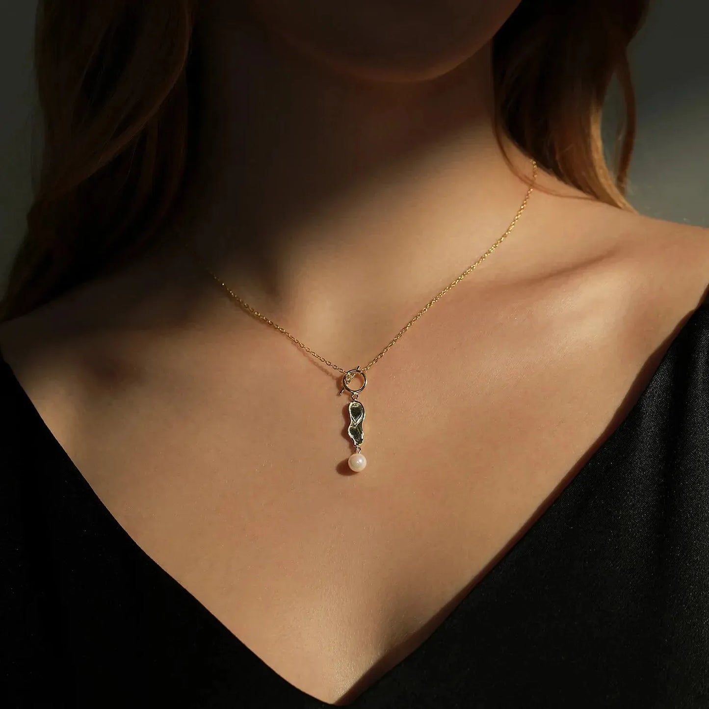 Twisted Clock Pearl Pendant Necklace
