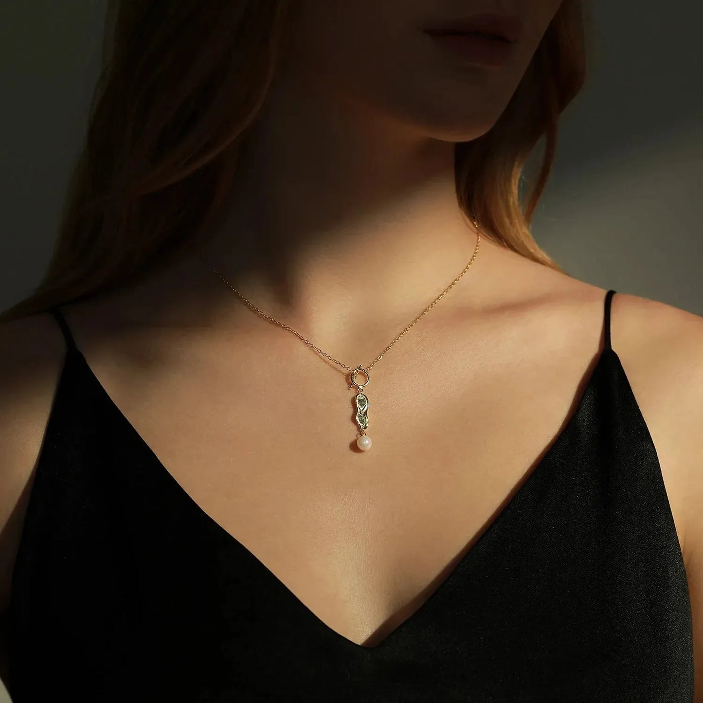 Twisted Clock Pearl Pendant Necklace
